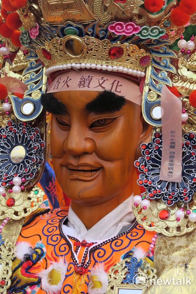 宗教團體今（23）日舉行「史上最大科、眾神上凱道」行動，捍衛信仰，難得在台北街頭看到的幾百尊的神像，神將來到凱道，總統府前成了迓神大會，眾神在外交部門口跨大步，氣勢十足展現天威。「延香火、續文化」神將頭上繫著標語，要給小英總統看。 圖：攝影邱萬興提供