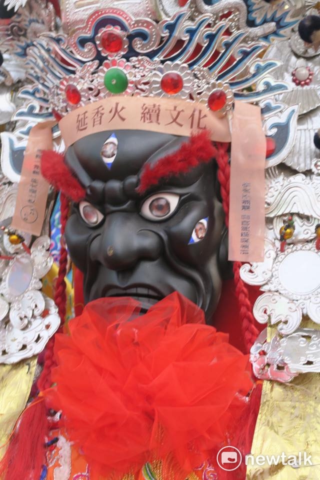 宗教團體今（23）日舉行「史上最大科、眾神上凱道」行動，捍衛信仰，難得在台北街頭看到的幾百尊的神像，神將來到凱道，總統府前成了迓神大會，眾神在外交部門口跨大步，氣勢十足展現天威。神將被繫上「延香火，續文化」標語。 圖：攝影邱萬興提供