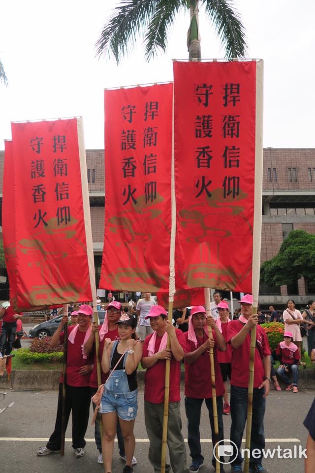 宗教團體今（23）日舉行「史上最大科、眾神上凱道」行動，捍衛信仰，難得在台北街頭看到的幾百尊的神像，神將來到凱道，總統府前成了迓神大會，眾神在外交部門口跨大步，氣勢十足展現天威。信徒高舉「守護香火、捍衛信仰」旗幟，表達訴求。 圖：攝影邱萬興提供