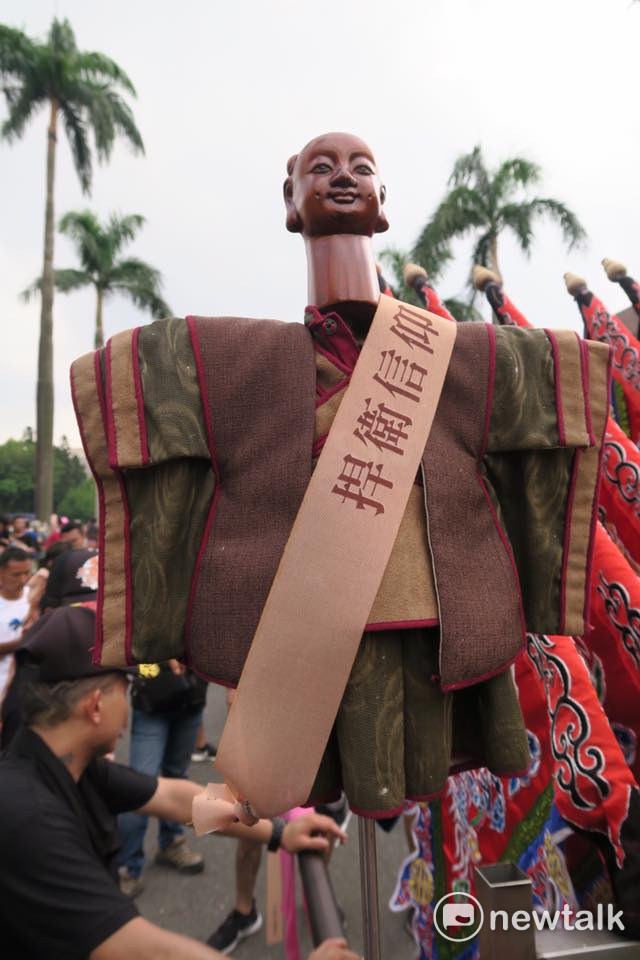 宗教團體今（23）日舉行「史上最大科、眾神上凱道」行動，捍衛信仰，難得在台北街頭看到的幾百尊的神像，神將來到凱道，總統府前成了迓神大會，眾神在外交部門口跨大步，氣勢十足展現天威。信眾期望透過遊行，表達捍衛信仰的意念。 圖：攝影邱萬興提供