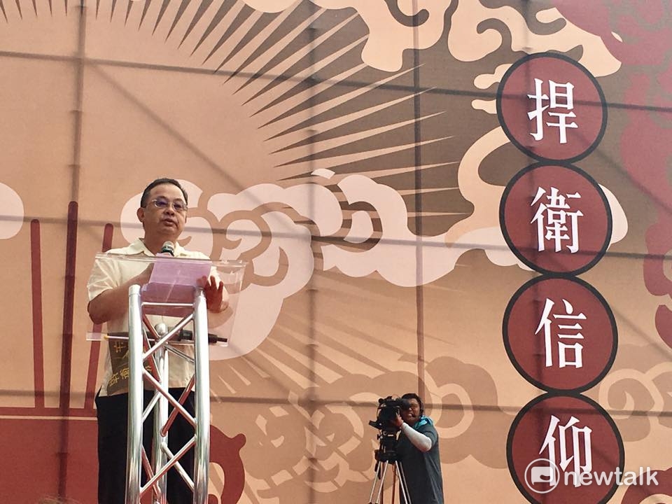宗教團體今（23）日舉行「史上最大科、眾神上凱道」行動，捍衛信仰，難得在台北街頭看到的幾百尊的神像，神將來到凱道，總統府前成了迓神大會，民進黨宗教委員會總召余政憲到場回應宗教團體的訴求。 圖：攝影邱萬興提供
