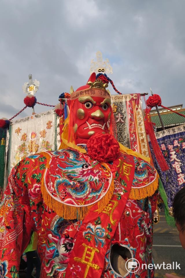 宗教團體今（23）日舉行「史上最大科、眾神上凱道」行動，捍衛信仰，難得在台北街頭看到的幾百尊的神像，神將來到凱道，總統府前成了迓神大會，眾神在外交部門口跨大步，氣勢十足展現天威。 圖：攝影邱萬興提供
