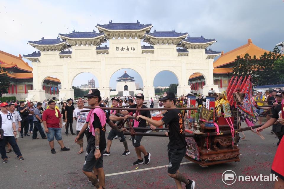 宗教團體今（23）日舉行「史上最大科、眾神上凱道」行動，捍衛信仰，難得在台北街頭看到的幾百尊的神像，神將來到凱道，總統府前成了迓神大會，陣頭在自由廣場前表演，吸引民眾圍觀。 圖：攝影邱萬興提供