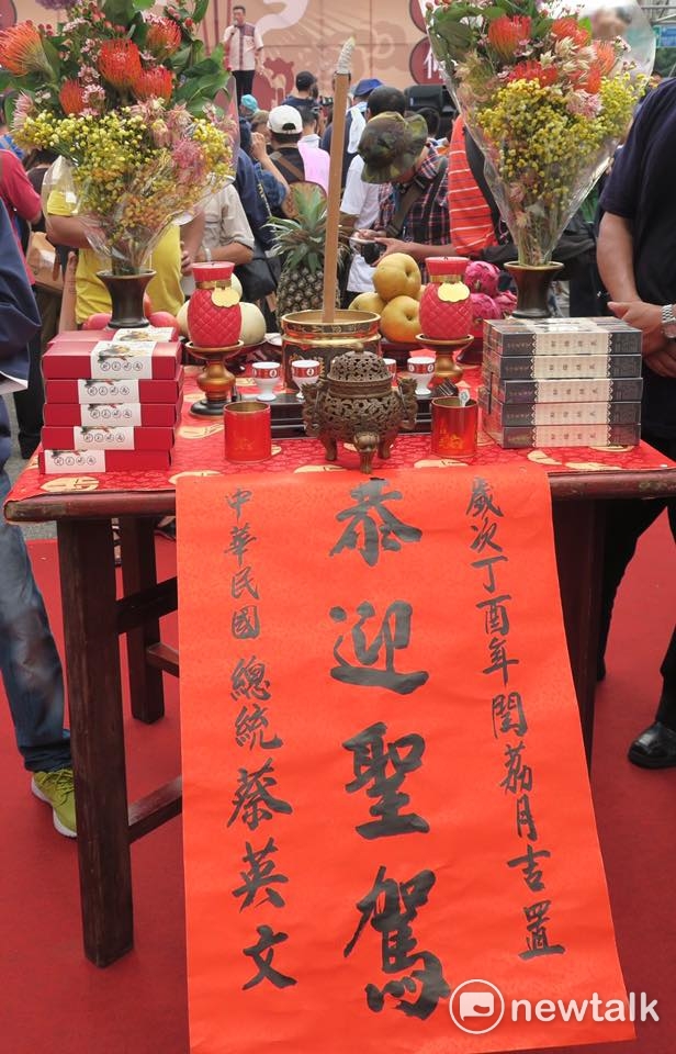 宗教團體今（23）日舉行「史上最大科、眾神上凱道」行動，捍衛信仰，難得在台北街頭看到的幾百尊的神像，神將來到凱道，總統府前成了迓神大會，現場出現題字有「總統蔡英文」的神案。不過總統說那神案不是總統設立的 圖：攝影邱萬興提供