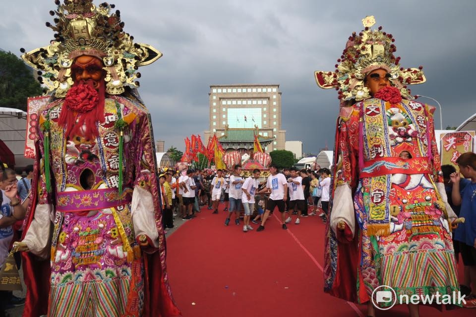 宗教團體今（23）日舉行「史上最大科、眾神上凱道」行動，捍衛信仰，難得在台北街頭看到的幾百尊的神像，神將來到凱道，總統府前成了迓神大會，高大的神將氣勢非凡。 圖：攝影邱萬興提供