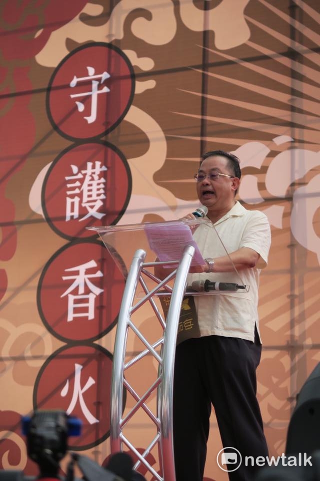 宗教團體今（23）日舉行「史上最大科、眾神上凱道」行動，捍衛信仰，難得在台北街頭看到的幾百尊的神像，神將來到凱道，總統府前成了迓神大會，民進黨宗教委員會總召余政憲致詞。 圖：攝影邱萬興提供