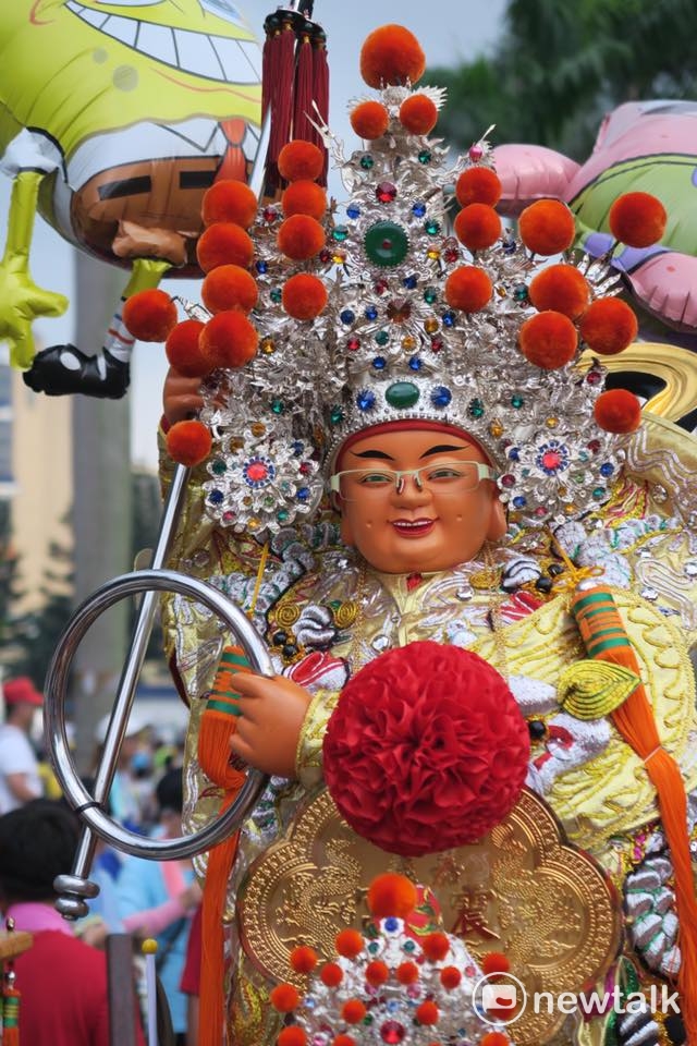 陣宗教團體今（23）日舉行「史上最大科、眾神上凱道」行動，捍衛信仰，難得在台北街頭看到的幾百尊的神像，神將來到凱道，總統府前成了迓神大會，頭展現台灣的傳統信仰文化。 圖：攝影邱萬興提供