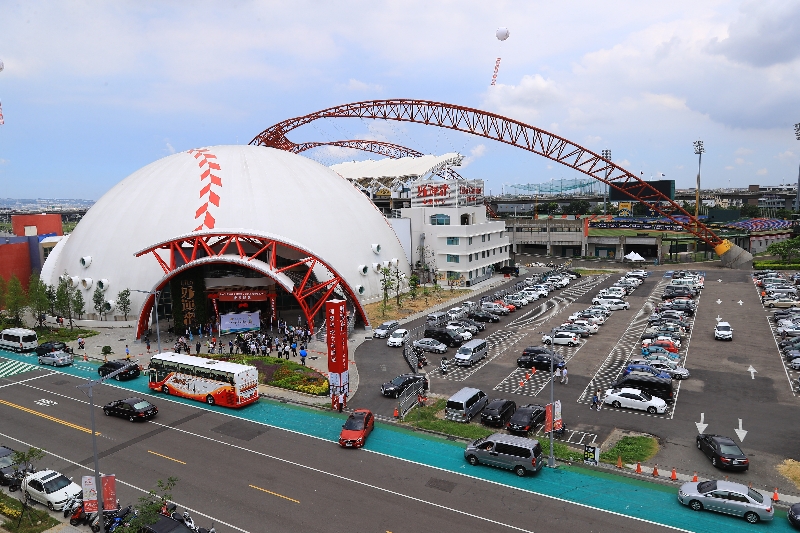 台中洲際棒球文創園區開幕，今(23)日正式開幕營運，多功能運動中心基地面積約8萬9000平方公尺，高29公尺，1樓規劃多功能空間，作為餐飲、展演等使用；2樓為機房、3樓則打造運動場館，可舉辦各類比賽活動或體育賽事，以及音樂會、演唱會等藝文表演。 圖:台中市府提供