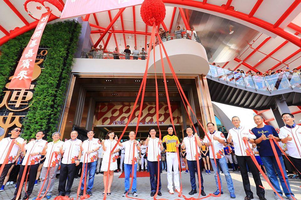 出席「台中洲際棒球文創園區」開幕典禮，除了台中市長林佳龍、立法院副院長蔡其昌外，還有立委張廖萬堅、黃國書、何欣純、台中運動局長王慶堂、新聞局長卓冠廷、觀旅局長陳盛山、市議員何敏誠、曾朝榮、顏莉敏、沈佑蓮、台中市棒球教育基金會董事長廖豊民、國立台灣體育運動大學校長林華韋、台灣嘉義農林野球部OB會會長蔡武璋、日本登別觀光協會會長唐神昌子、午資開發股份有限公司董事長羅豐胤、永豐棧集團董事長何豐棧、麗明營造董事長吳春山、好運來事業股份有限公司董事長廖錦雀、中國信託商業銀行董事長室最高顧問馮寄台、中信兄弟隊領隊劉志威及球星林威助都共襄盛舉。 圖:台中市府提供