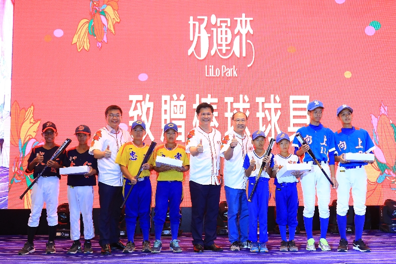 台中洲際棒球文創園區開幕，今(23)日正式開幕營運，台中市長林佳龍與立法院副院長蔡其昌(左三)贈球具給國小棒球隊員. 圖:台中市府提供