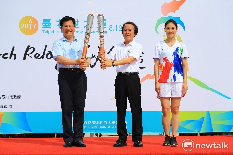 「2017台北世大運」開幕倒數，聖火傳遞至台中，市長林佳龍從台北市副市長林欽榮手中迎接火炬。 圖:台中市政府運動局提供