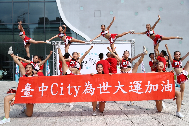 「2017台北世大運」開幕倒數，今(23)日聖火傳遞至台中，東山高中啦啦隊開場，迎接火炬。 圖:台中市政府運動局提供