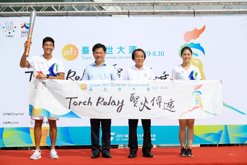 2017台北世大運」開幕倒數，今(23)日聖火傳遞至台中，市長林佳龍從台北市副市長林欽榮手中迎接火炬。 圖:台中市政府運動局提供