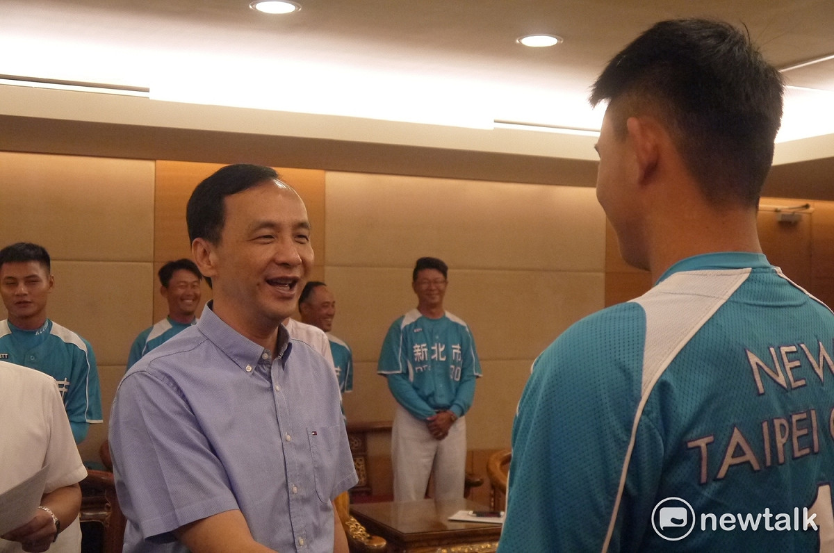 朱立倫與現場每位選手寒暄握手致意。 圖：廖品瑄/攝