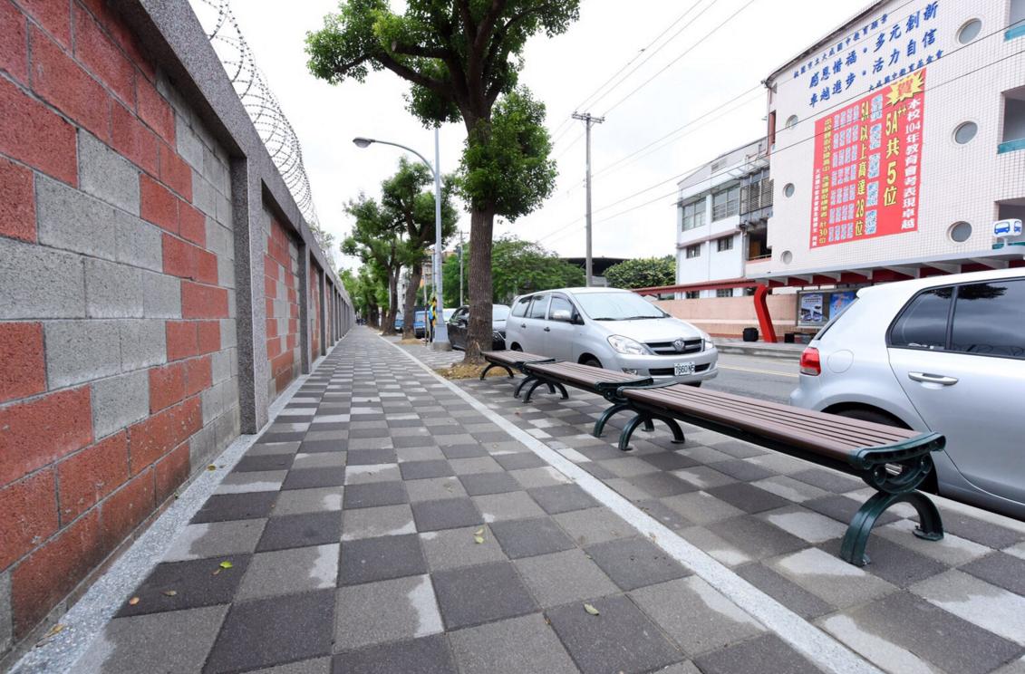 中壢區中央東路及中央西路人行道整體改善工程今天舉行完工典禮，此工程提供人性化暨無障礙的步行環境。桃園市長鄭文燦出席典禮時表示，桃園會持續推動城市改造，目前桃園捷運也即將動工。 圖 : 桃園航空城 / 提供