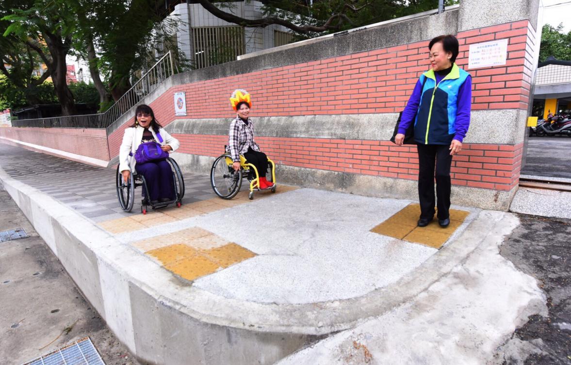 中壢區中央東路及中央西路人行道整體改善工程今天舉行完工典禮，此工程提供人性化暨無障礙的步行環境。桃園市長鄭文燦出席典禮時表示，桃園會持續推動城市改造，目前桃園捷運也即將動工。 圖 : 桃園航空城 / 提供