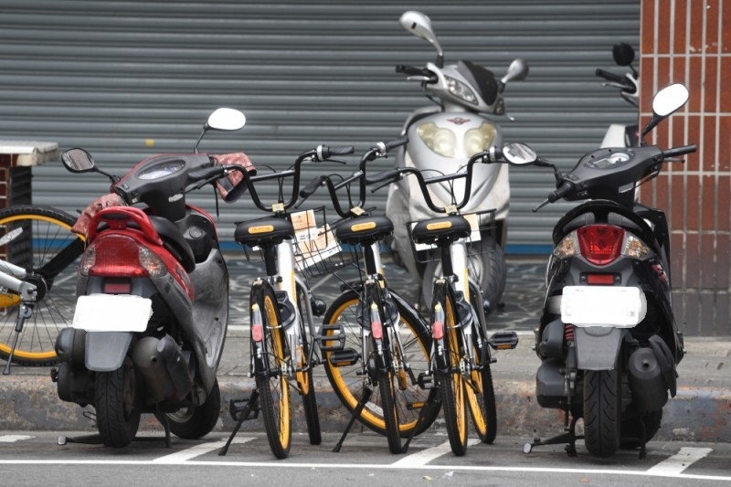 今年8月1號起路邊機車收費格位禁停自行車 圖：flickr