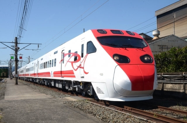 台鐵445次普悠瑪號今（24）日晚間8時許，第3車廂旅客行李內的鋰電池突然爆炸後緊急停靠南平站。 圖：台鐵提供