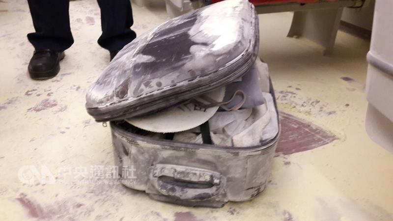 鋰電池爆炸後，旅客行李箱也受損。 圖：台鐵提供