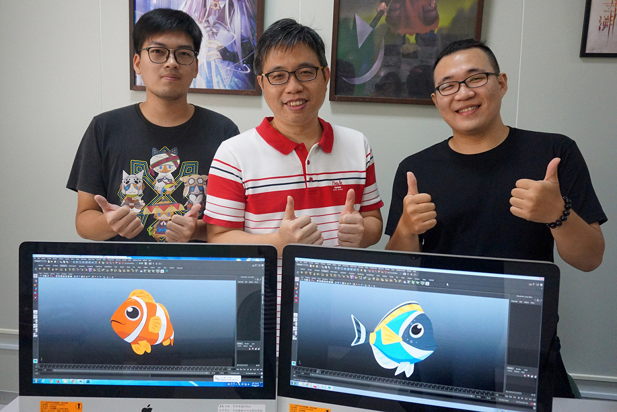 大葉大學學生設計了小丑魚等熱帶魚（中為張顧耀老師）。 圖：大葉大學 / 提供