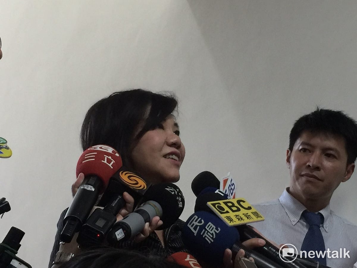 媒體韓姓實習生參與國民黨丟水球行為，遭立法院移送法辦，對此，民進黨團幹事長葉宜津25日表示，懲處是必要的管理。 圖：林人芳／攝