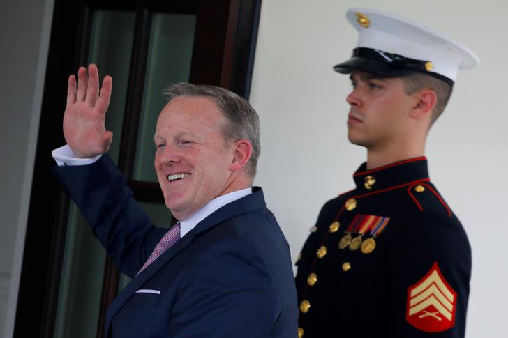 再見了，白宮！即將揮手道別，離開白宮的發言人西恩.史派瑟（Sean Spicer)，川普稱讚他是「很美好的人」、「前途一片光明」。 圖:達志影像/路透社