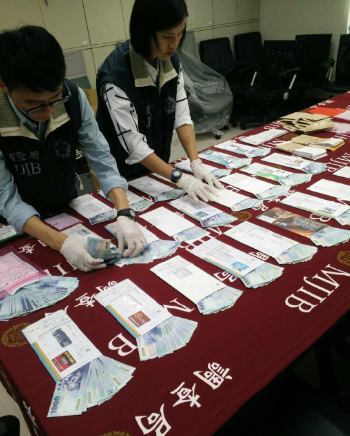 高雄國軍醫院醫師及藥品採購人員集體收賄，高雄地檢署搜索查扣現金賄款50萬8500元。 圖：翻攝自網路
