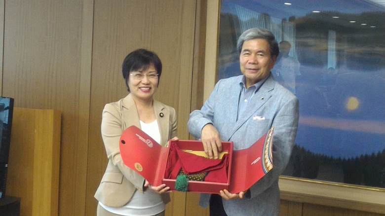 高雄市足球委員會主任委員劉世芳代表市長陳菊致贈蒲島郁夫知事高雄原住民禮品。 圖：高雄市政府提供