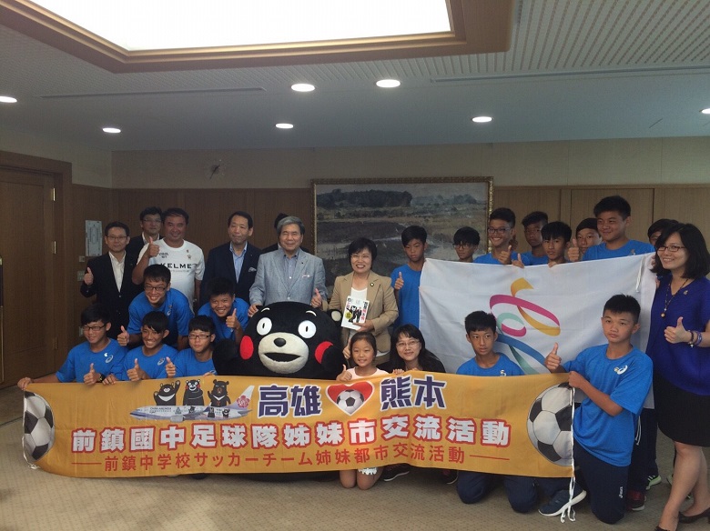 劉世芳(三排左六)、蒲島郁夫(三排左五)與熊本熊及前鎮國中足球隊員相見歡。 圖：高雄市政府提供