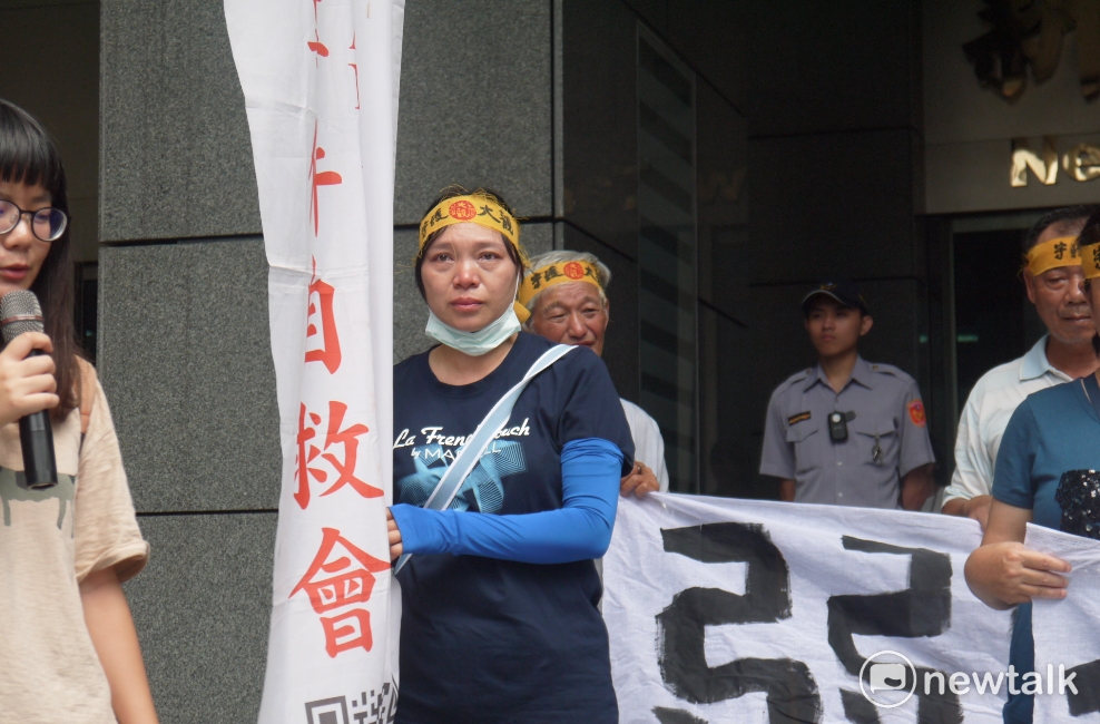 大觀社區居民原本要講述自己家的狀況，但是，一開口就哽咽、眼眶泛紅流淚，完全無法發言。 圖：鍾孟軒/攝