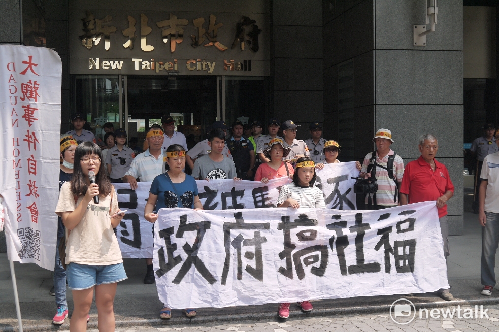 大觀事件自救會成員率領居民前往新北市政府抗議。 圖：鍾孟軒/攝