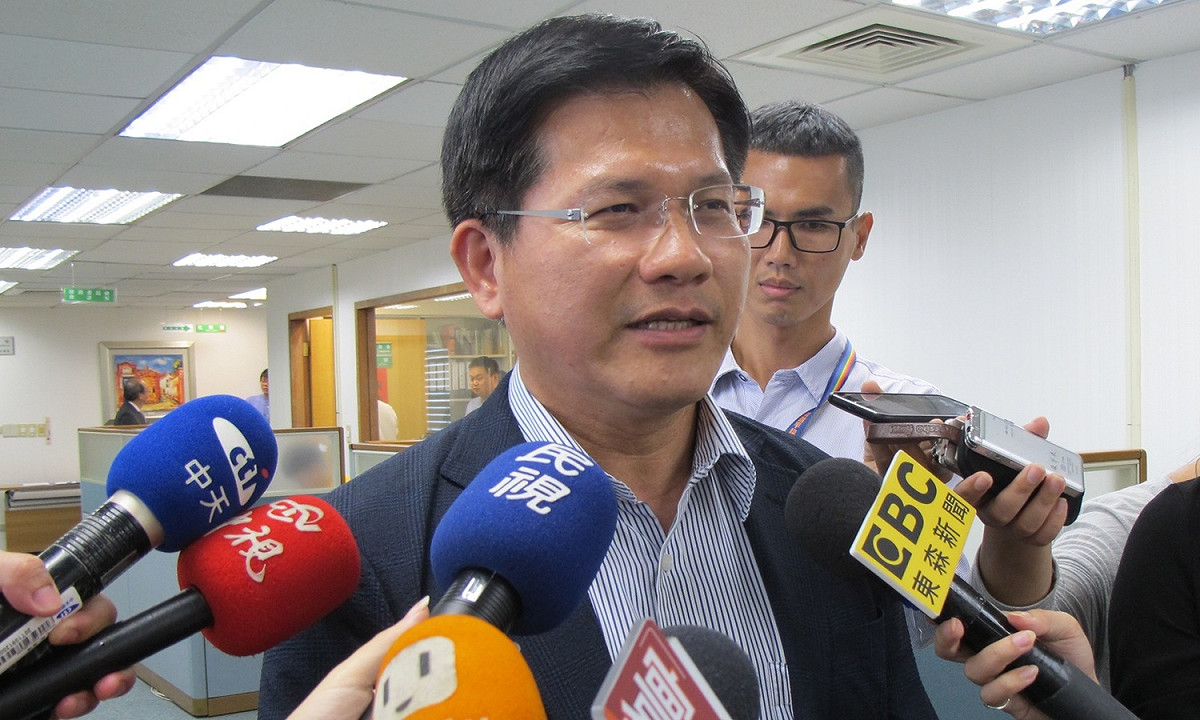 曾自稱「民調祖師爺」的台中市長林佳龍，對於民調領先對手，謙虛表示，民調僅供參考。 圖：林朝億/攝