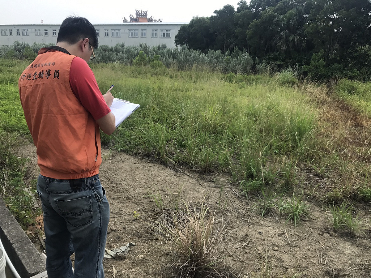 桃園市環保局今天立即派員前往大園蘆竹交界處的滲眉埤周邊土地作採集檢測，待檢測結果出爐後，將會另行公告。 圖：桃園市政府提供