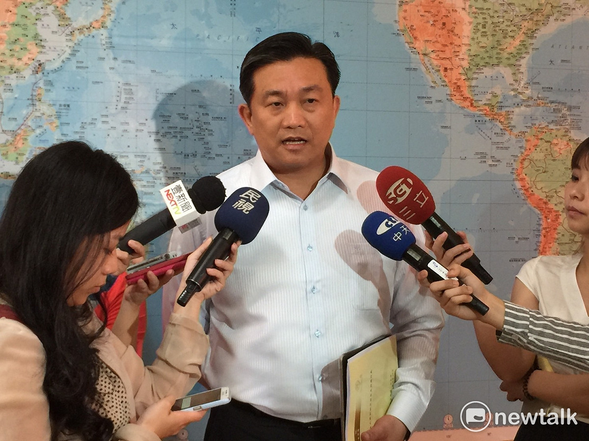 針對法輪功學員赴港遭遣返一事，民進黨立委王定宇27日呼籲政府，應向港府提出嚴正抗議。 圖：林人芳／攝