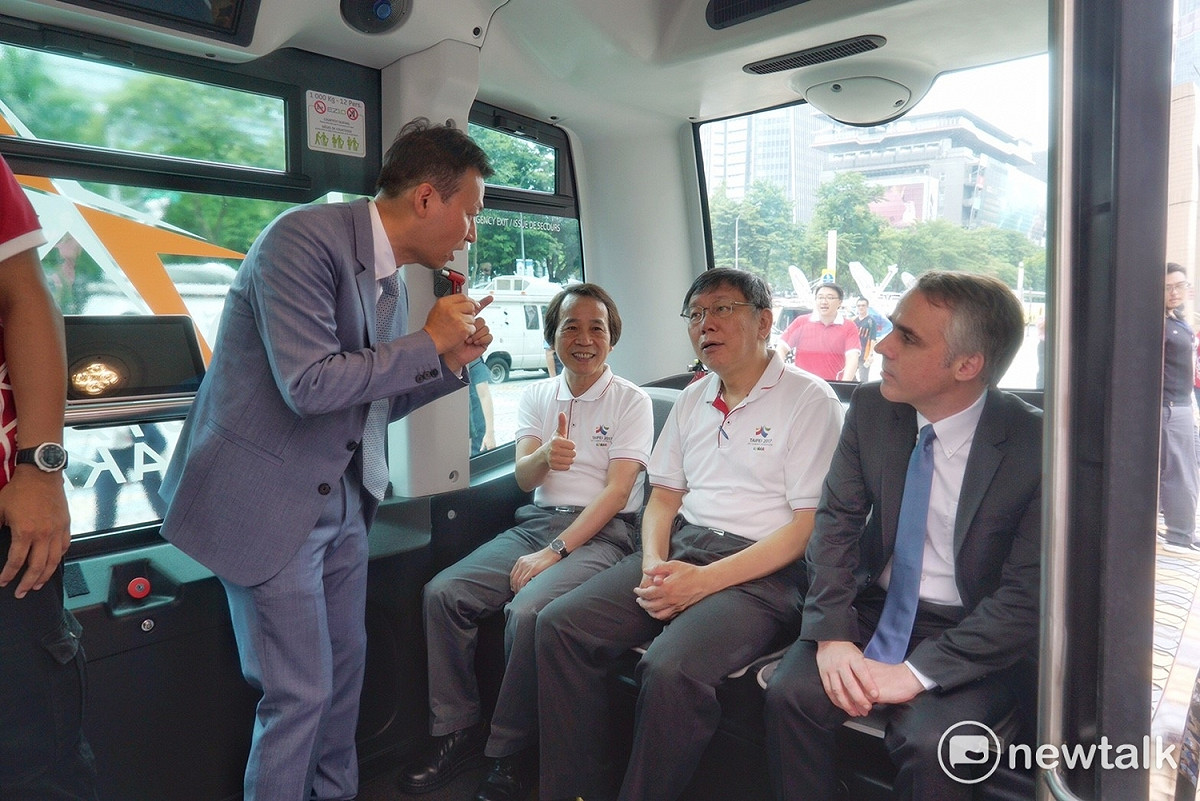 世大運開幕在即，傳出台北市政府要求里長動員支持，引發反彈。台北市長柯文哲今（27）日表示，北市府是以鼓勵的性質，並非強迫。圖為柯文哲上午試乘1自動駕駛小巴的照片。 圖 : 常日豪 / 攝