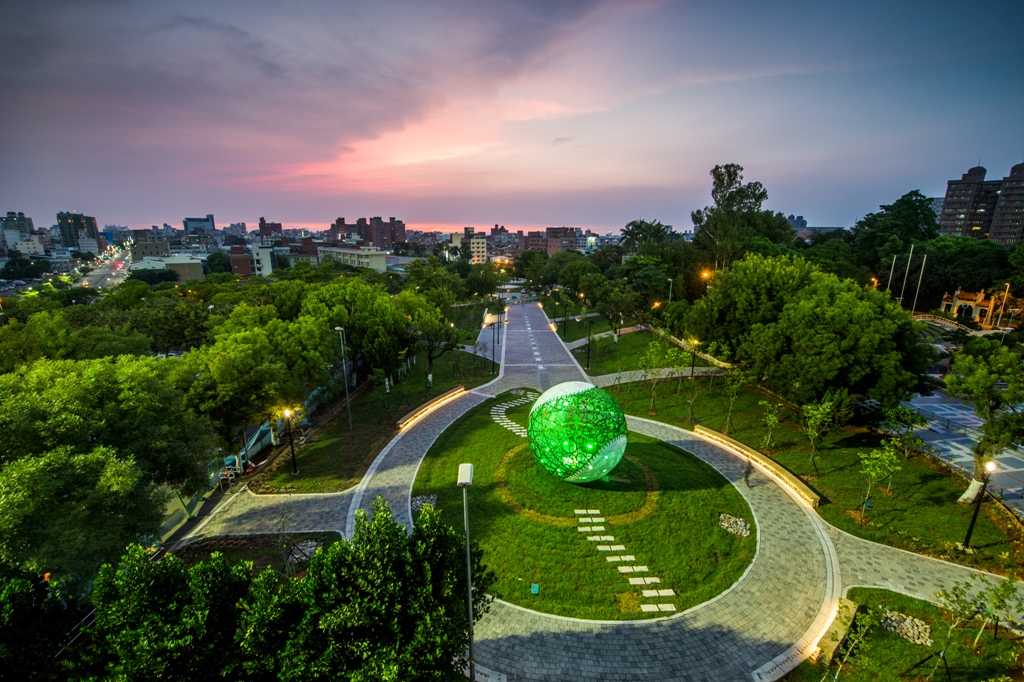 ＫANO主題園區的巨球入夜後會變化出不同顏色。 圖：嘉義市政府/提供