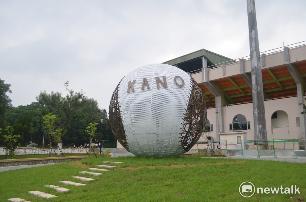 ＫANO主題園區的巨球直徑5公尺，重達4公噸。 圖 : 蔡坤龍 / 攝