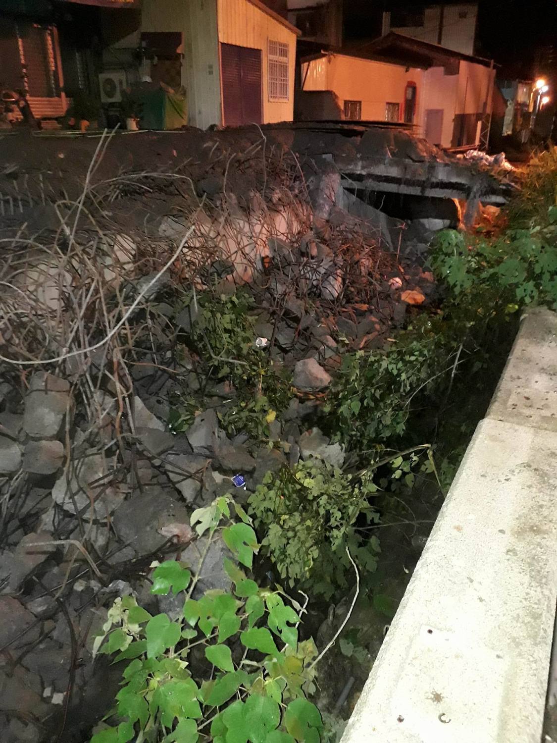 旗山大溝頂排水溝遭填堵狀況。 圖 : 大溝頂自救會/提供