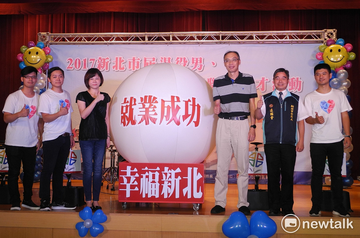 為協助退伍軍人、屆退役男順利就業，新北市榮服處副處長林振生（右二）、新北市勞工局長謝政達（右三）及民政局主秘陳怡君（左三）等人，為聯合徵才揭幕。 圖：王峻昌／攝