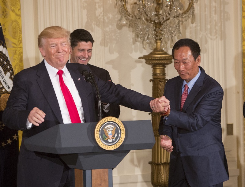 美國總統川普在記者會上致詞前，先與鴻海董事長郭台銘親切握手，發言時稱2人是好朋友。 圖：達志影像/美聯社