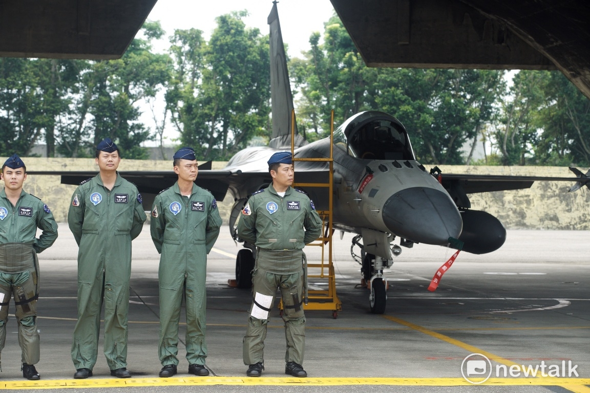 總統蔡英文今 (28) 日特別前往台南空軍基地，視導空軍執行IDF經國號戰機緊急起飛任務。飛行官和地勤人員列隊歡迎蔡總統。 圖：常日豪/攝