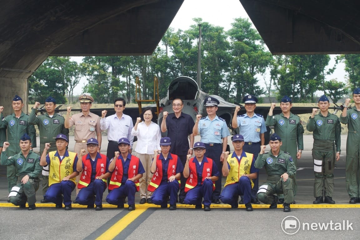 總統蔡英文今 (28) 日特別前往台南空軍基地，視導空軍執行IDF經國號戰機緊急起飛任務。蔡英文總統與空軍官兵合影。 圖：常日豪/攝