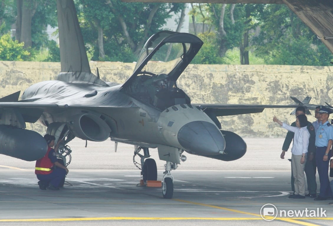 總統蔡英文今 (28) 日特別前往台南空軍基地，視導空軍執行IDF經國號戰機緊急起飛任務。蔡英文總統下達緊急升空指令後，走到機庫，高舉右手向準備升空的飛行員比讚，飛行員也以舉手禮向總統回禮。 圖：常日豪/攝