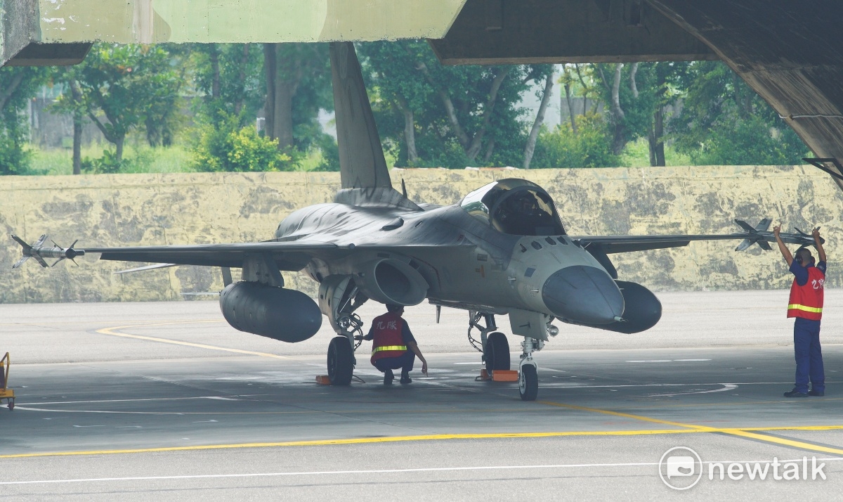 總統蔡英文今 (28) 日特別前往台南空軍基地，視導空軍執行IDF經國號戰機緊急起飛任務。地勤人員協助戰機準備起飛。 圖：常日豪/攝