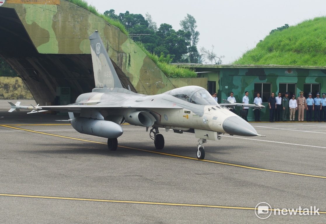 總統蔡英文今 (28) 日特別前往台南空軍基地，視導空軍執行IDF經國號戰機緊急起飛任務。IDF戰機滑出機堡。 圖：常日豪/攝