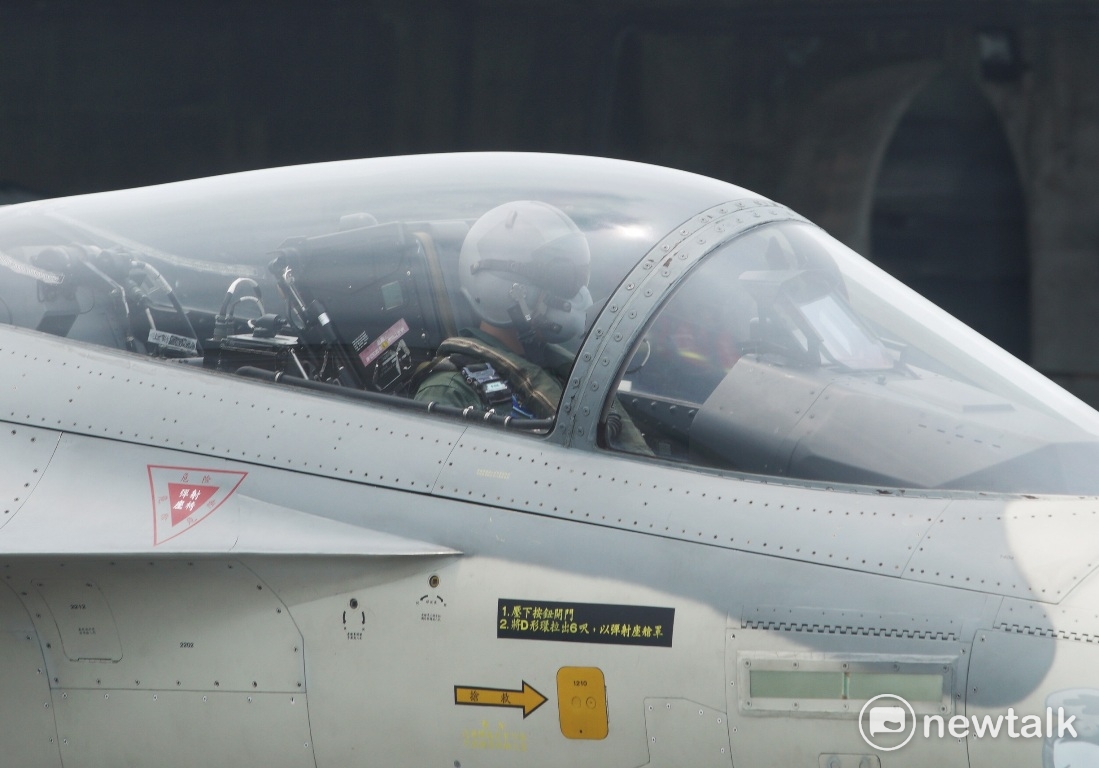 總統蔡英文今 (28) 日特別前往台南空軍基地，視導空軍執行IDF經國號戰機緊急起飛任務。機艙中的飛行員。 圖：常日豪/攝