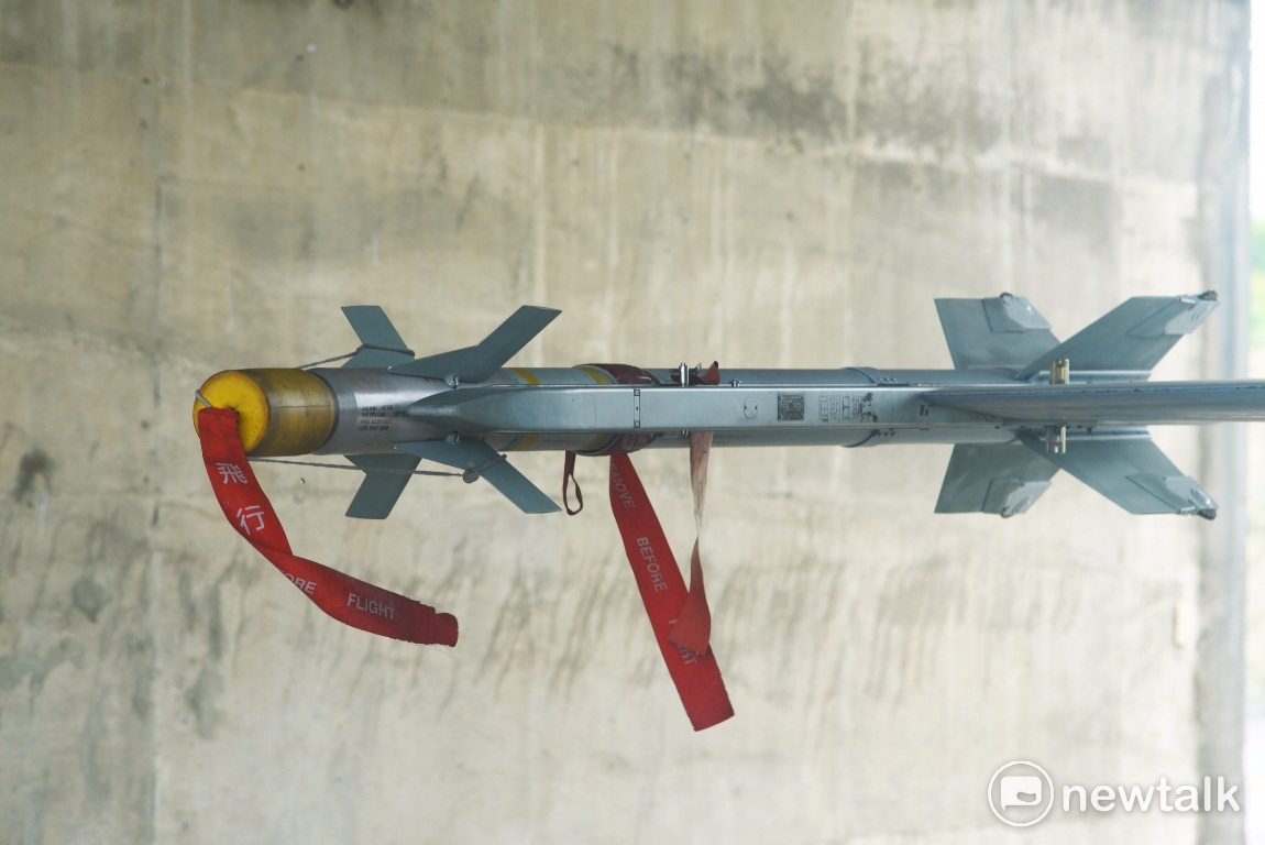 總統蔡英文今 (28) 日特別前往台南空軍基地，視導空軍執行IDF經國號戰機緊急起飛任務。經國號戰機配掛的響尾蛇飛彈。 圖：常日豪/攝