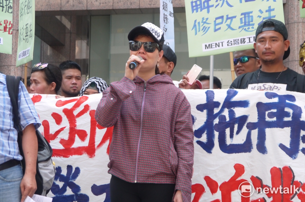 來自越南的女性移工，正在哭訴自身的經歷，她說過去因為發現工作內容與合約不符，向仲介反應後，竟被暴力相向，直說「很痛，真的很痛」最後還被通報為「逃跑移工」。 圖：鍾孟軒/攝