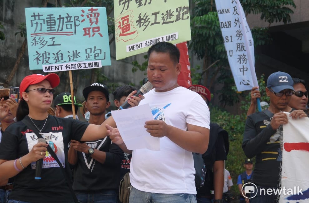 漁工J先生哽咽的說：「求求大家的幫忙，這一年來都很難入睡，因為遠在菲律賓的父母生病，自己卻無法工作，寄錢給家裡照顧父母，真的很難過。」 圖：鍾孟軒/攝