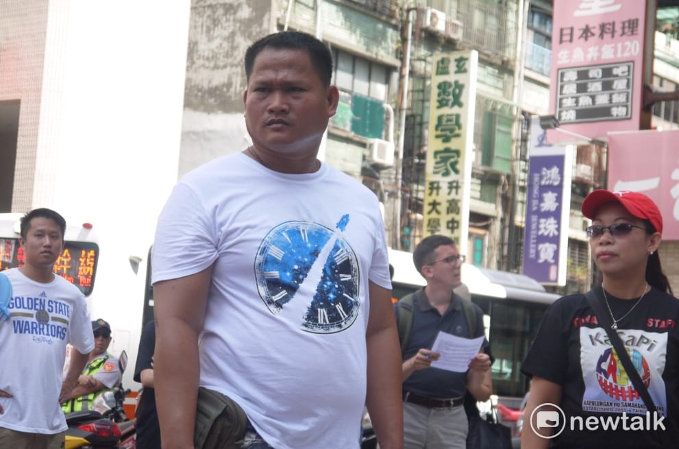 漁工J先生在記者會開始前，獨自站在一旁，左顧右盼，似乎在擔心害怕移民署或勞動部的官員會叫人把他抓走，強制遣返回國。 圖：鍾孟軒/攝